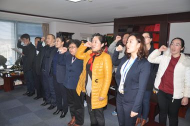 與會(huì )黨員重溫入黨誓詞