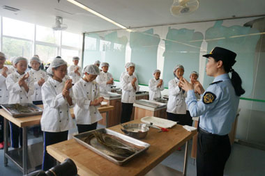 食藥局工作人員向學(xué)生們講解正確的洗手方法