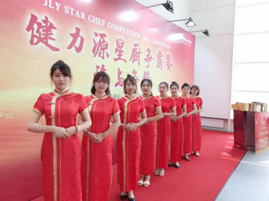 女同事身著(zhù)旗袍做“禮儀小姐”