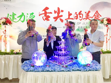 公司領(lǐng)導與客戶(hù)領(lǐng)導一同準備倒香檳酒