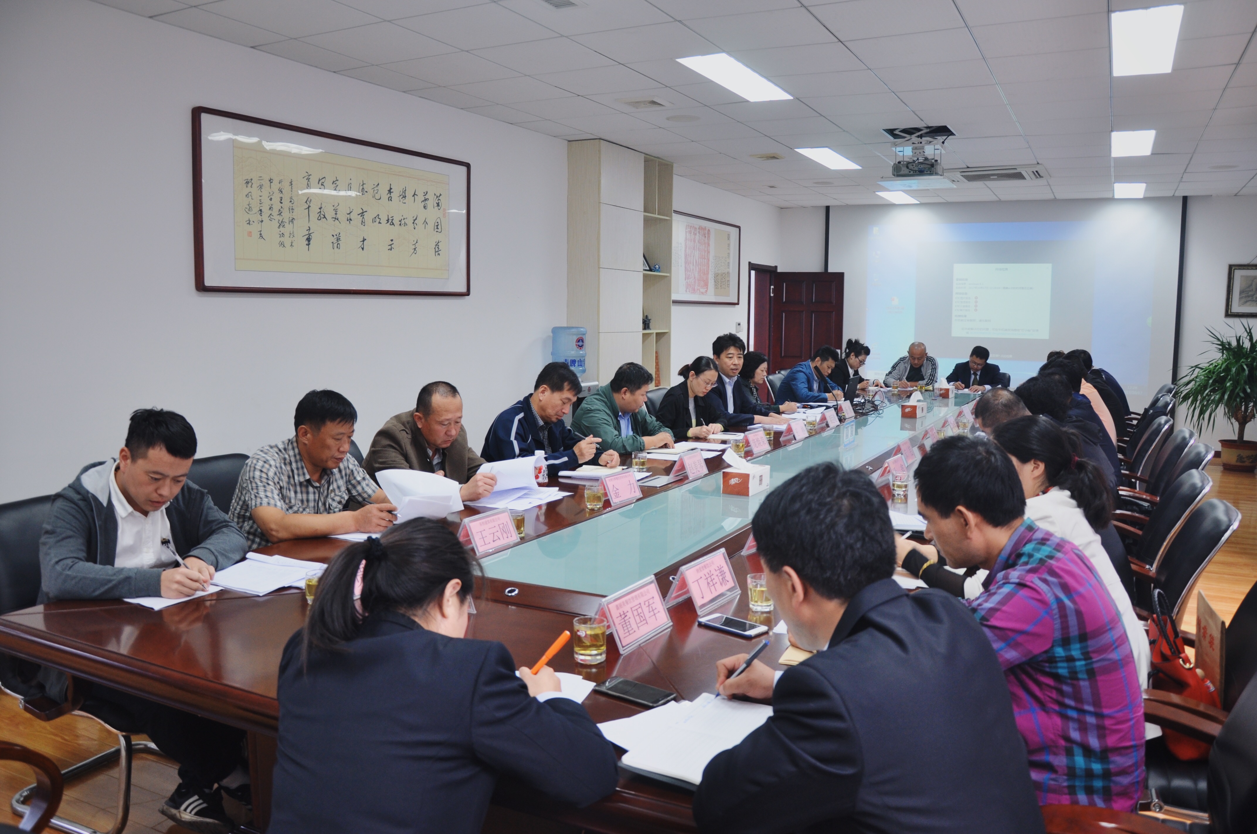 黃島區教體局安全辦主任欒巨輪攜餐飲公司代表觀(guān)摩健力源實(shí)驗中學(xué)餐廳