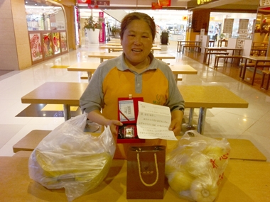 弘揚誠信價(jià)值觀(guān)，傳遞社會(huì )正能量——濰坊銀座美食廣場(chǎng)保潔員拾金不昧受贊揚