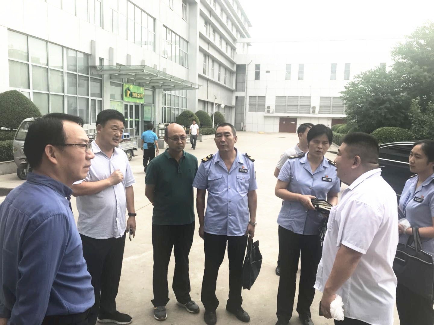 河南省食藥監局張宏新處長(cháng)蒞臨中移在線(xiàn)洛陽(yáng)園區健力源餐廳檢查指導工作