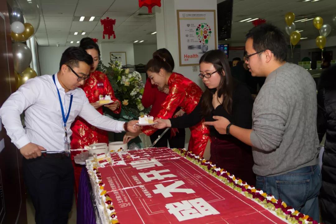 滿(mǎn)載祝福與歡樂(lè )的開(kāi)業(yè)蛋糕~