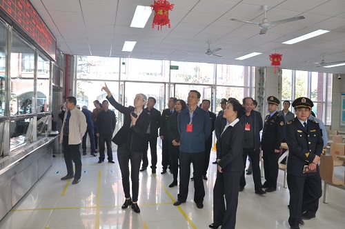 青島市西海岸新區聯(lián)合執法檢查團蒞臨實(shí)驗中學(xué)健力源餐廳調研食品安全工作