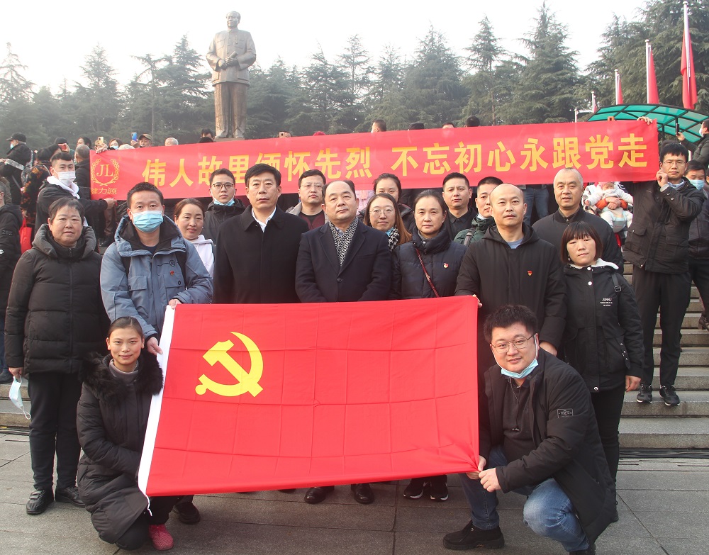 集團董事長(cháng)薦世新和公司黨員、先進(jìn)分子前往韶山毛主席故居開(kāi)展黨建愛(ài)國教育活動(dòng)