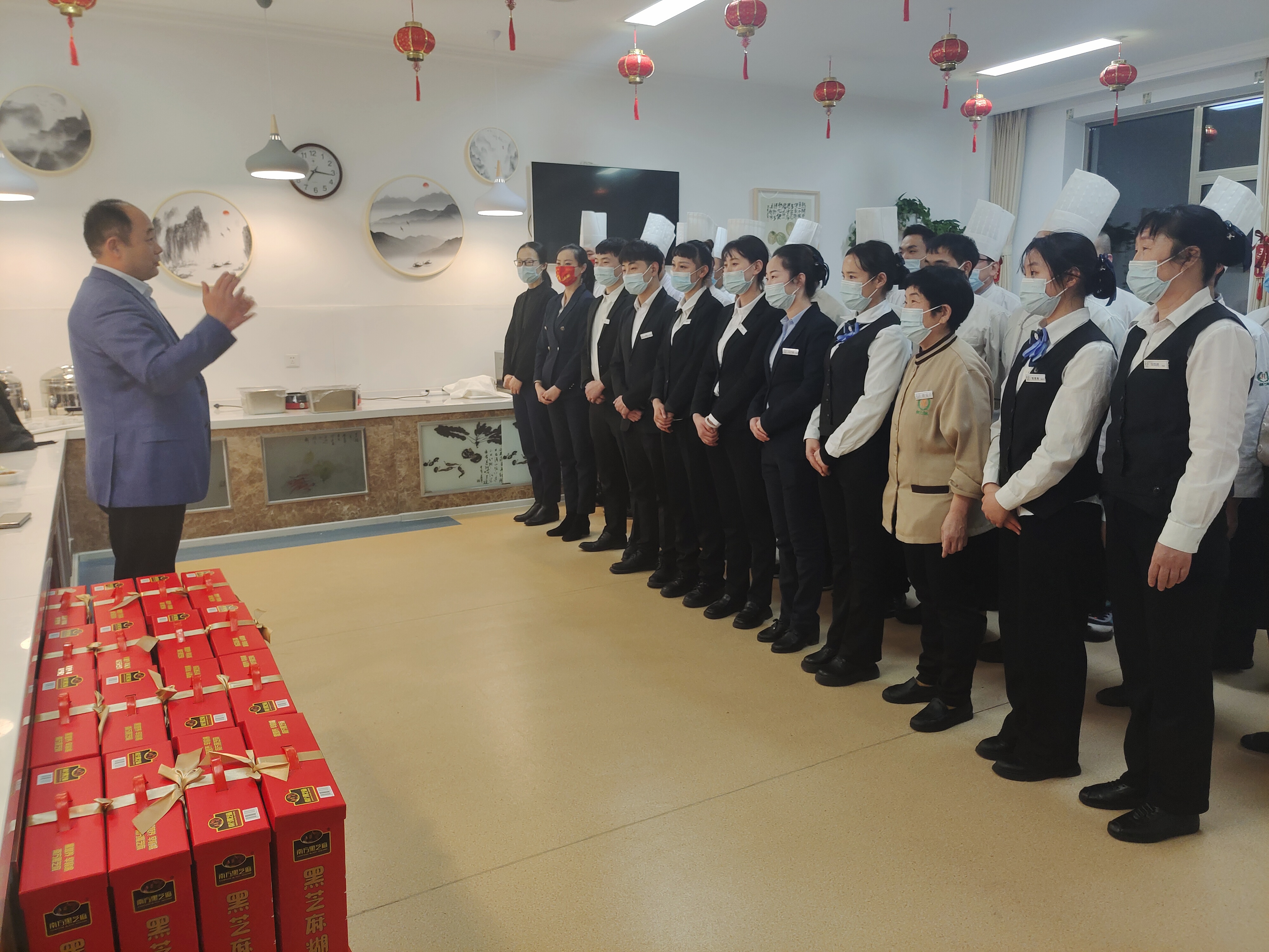 除夕當天，薦世新董事長(cháng)和公司高層領(lǐng)導前往餐廳走訪(fǎng)慰問(wèn)